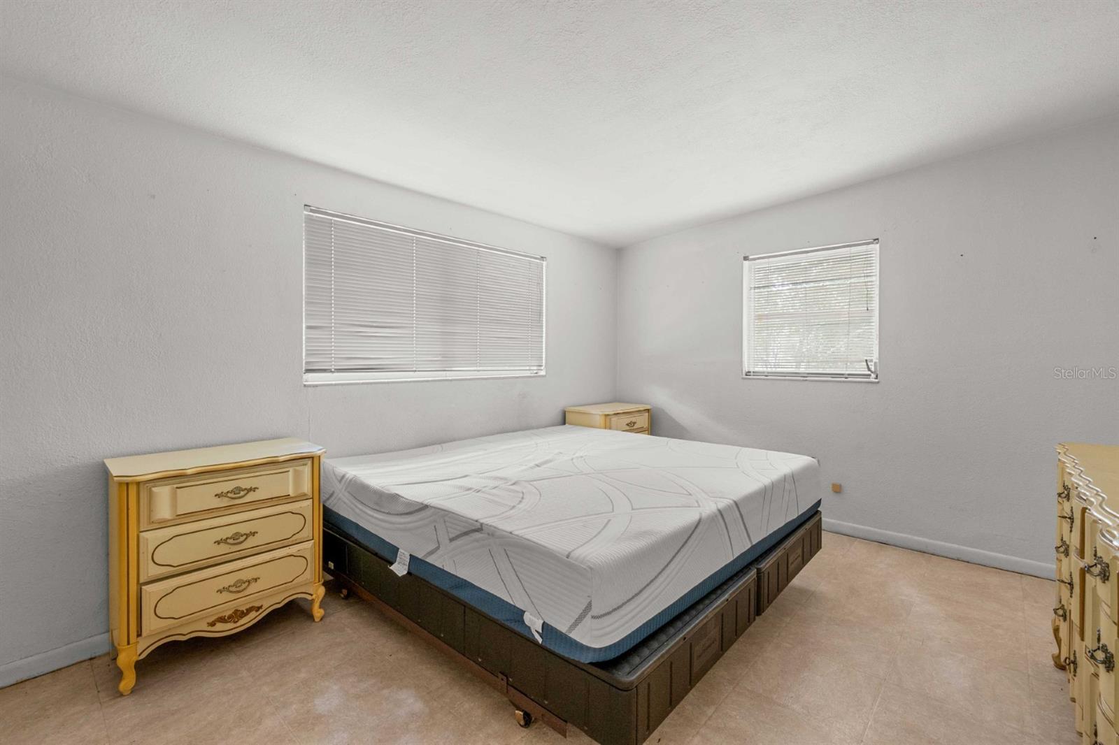 Image 13 of 29 For 924 Valmar Street