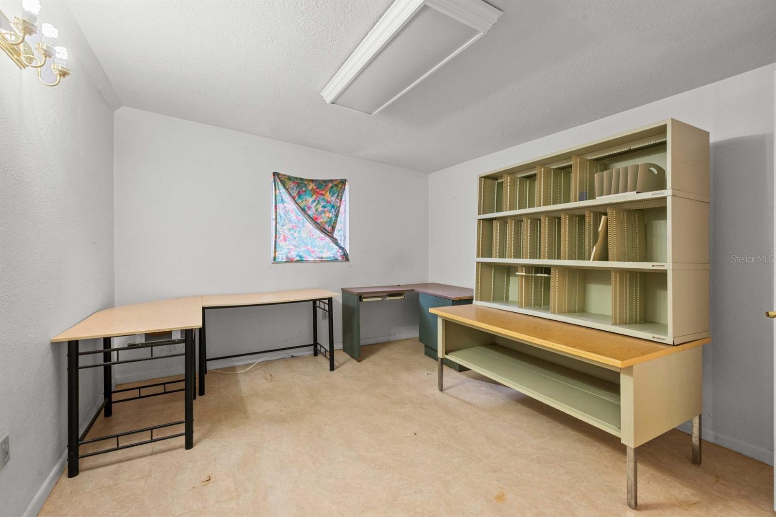 Image 14 of 29 For 924 Valmar Street