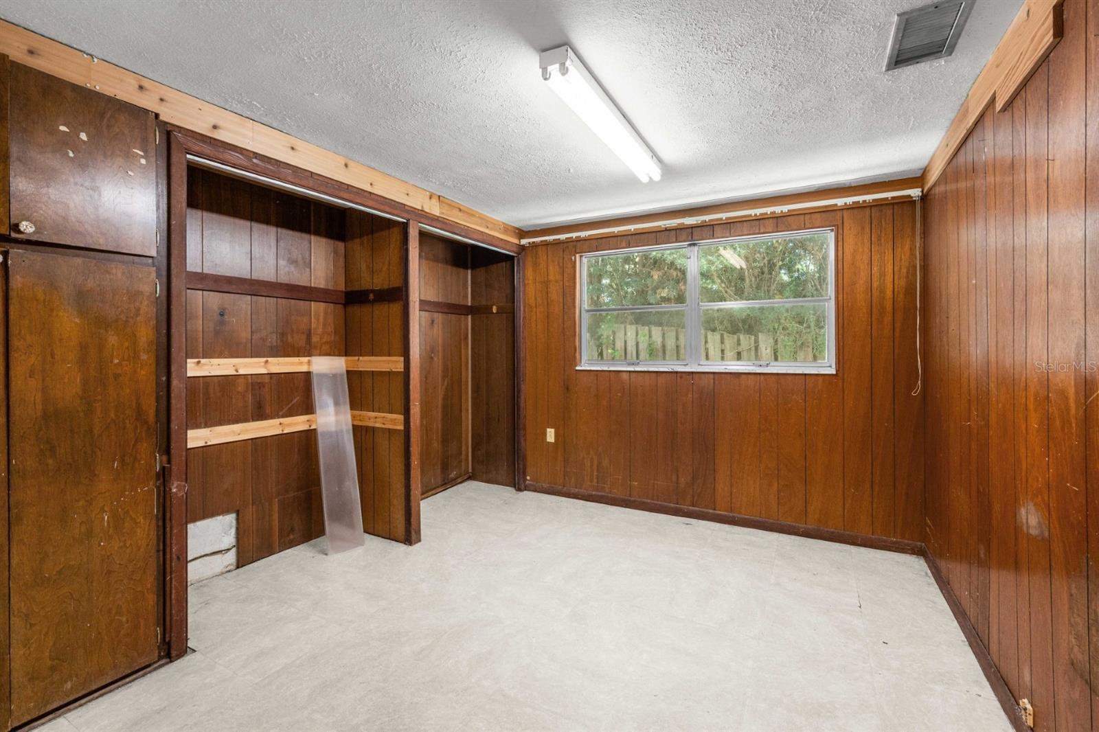 Image 16 of 29 For 924 Valmar Street