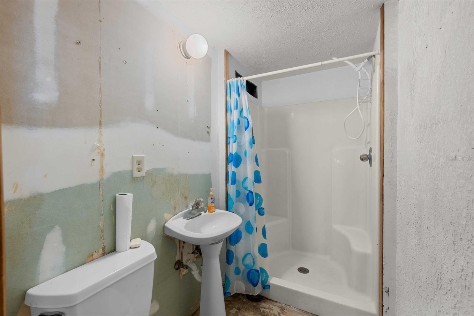 Image 17 of 29 For 924 Valmar Street