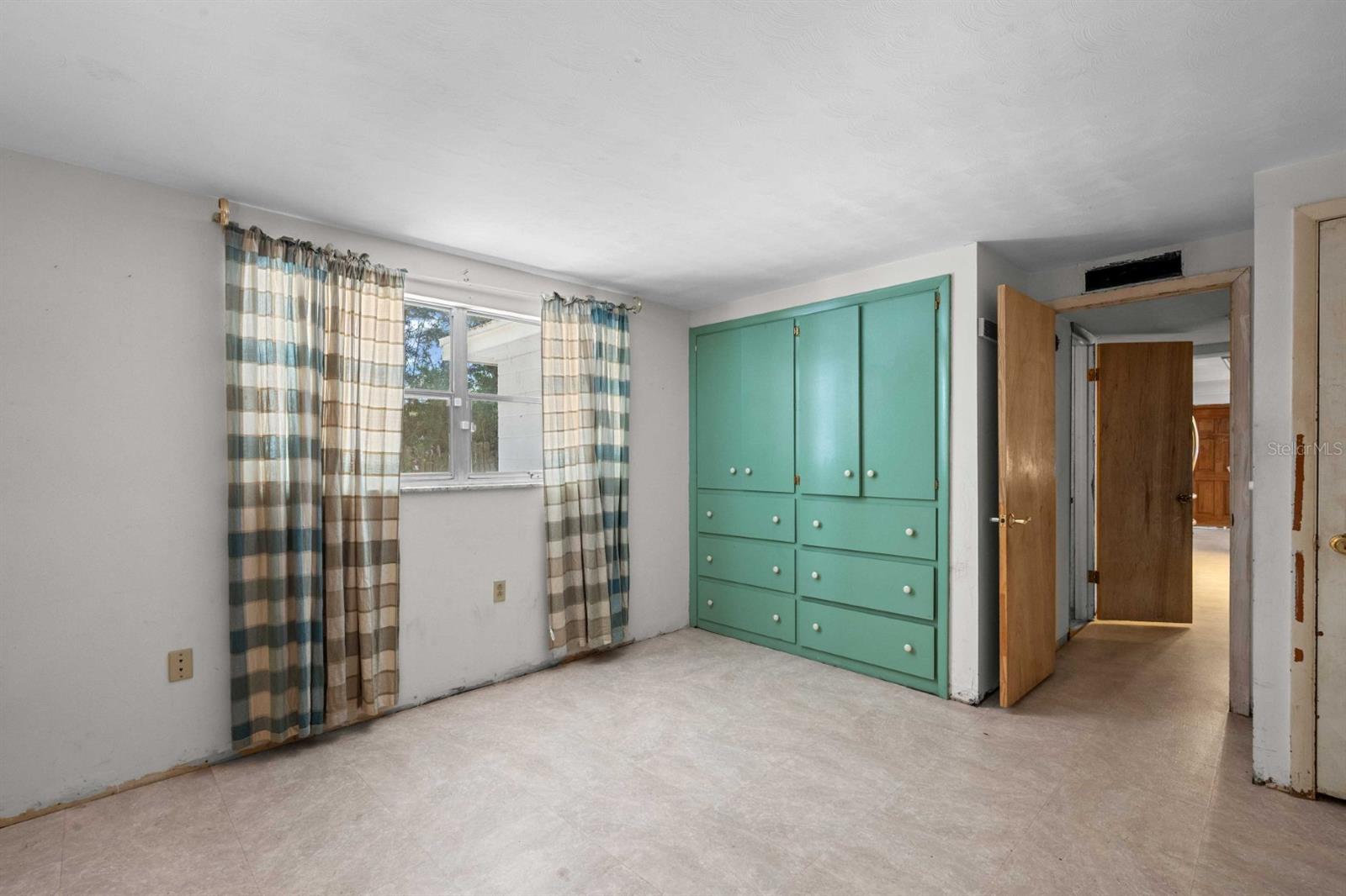 Image 18 of 29 For 924 Valmar Street