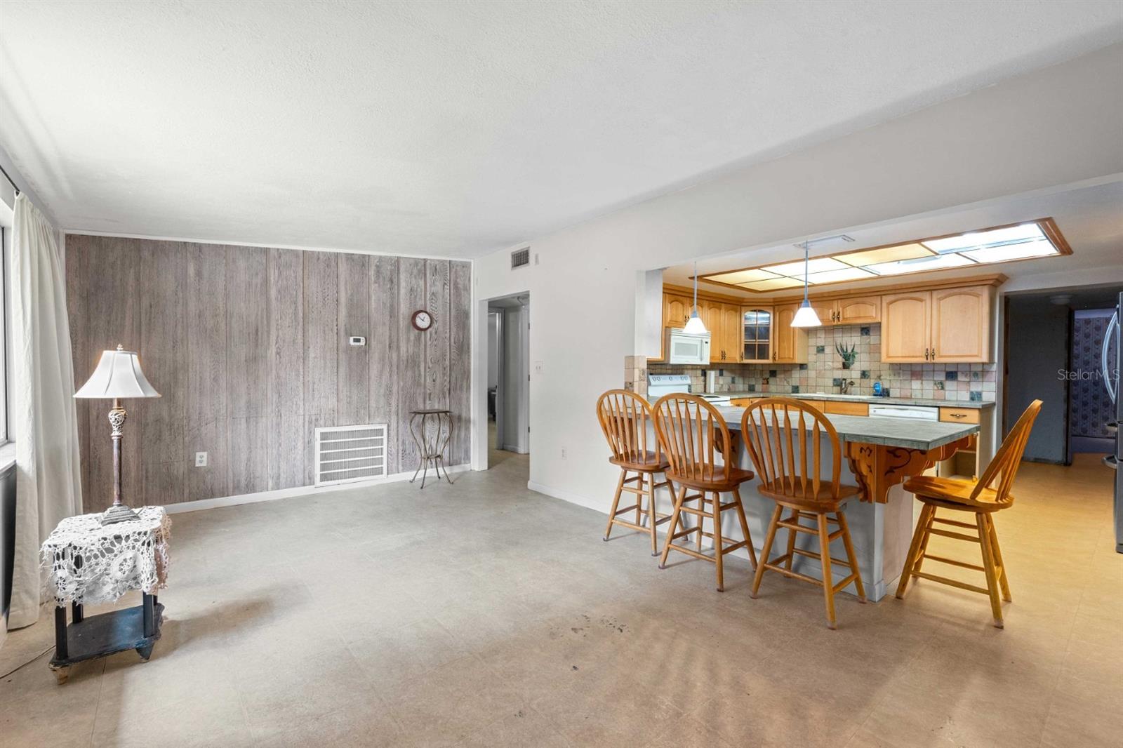 Image 7 of 29 For 924 Valmar Street