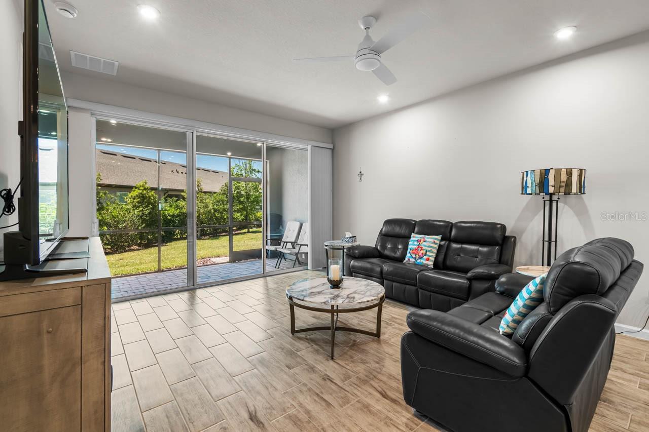 Image 23 of 52 For 3775 Maxwell Park Drive 92