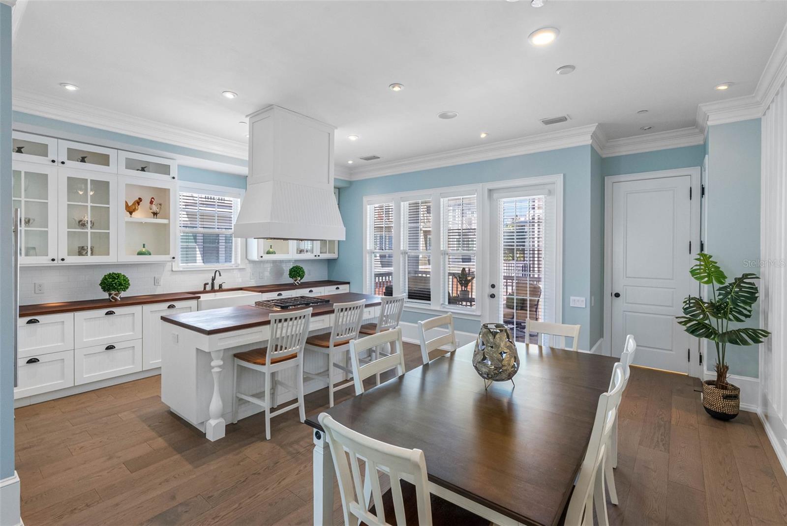 Listing photo id 2 for 19915 Gulf Boulevard 506