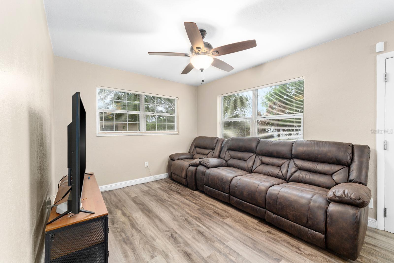 Listing photo id 4 for 2906 Genesee Street