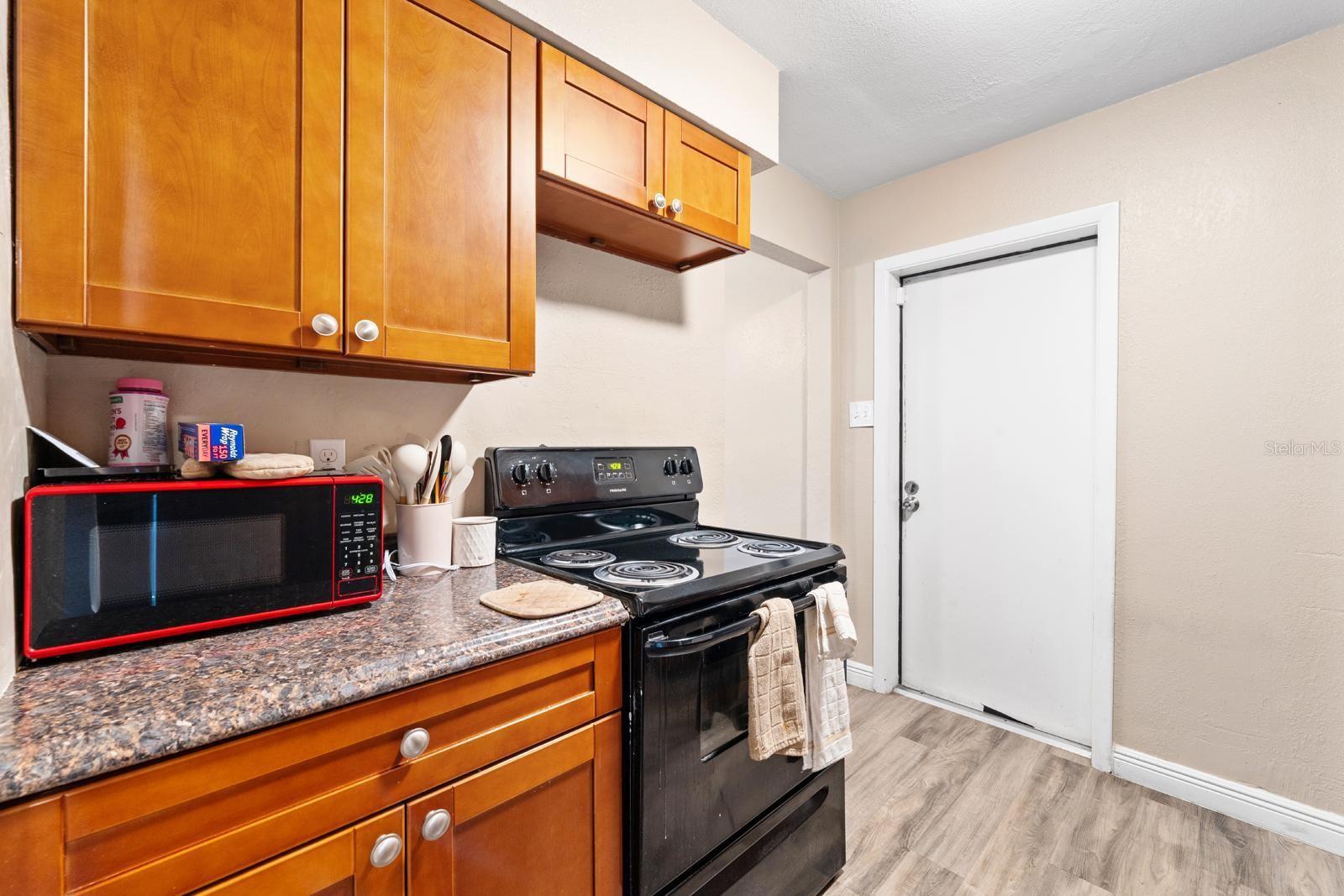 Listing photo id 7 for 2906 Genesee Street