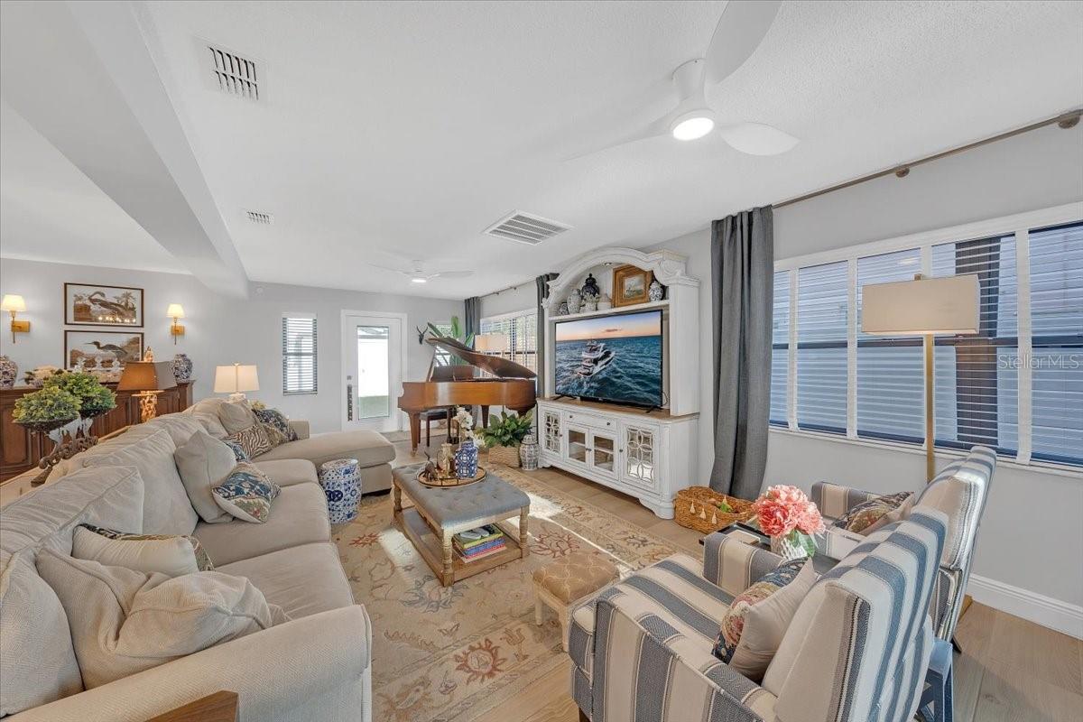 Image 23 of 49 For 6870 13th Avenue N