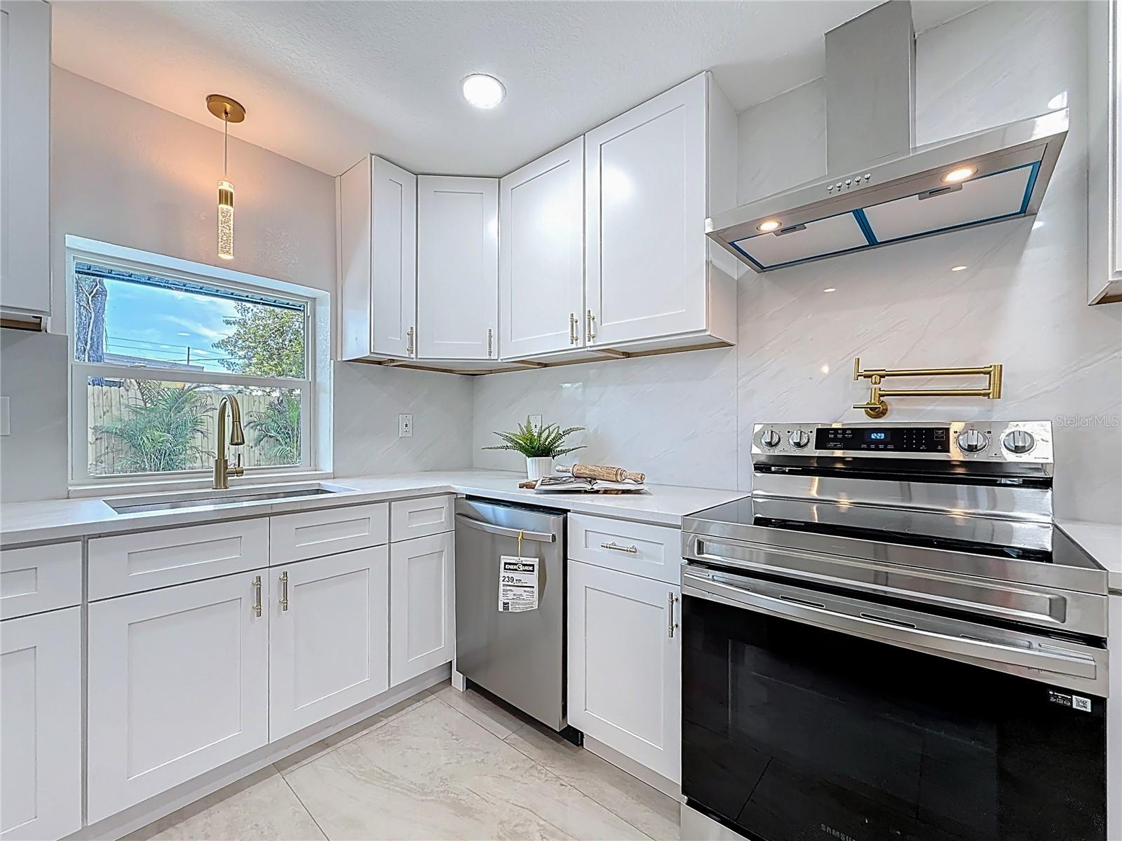 Image 14 of 46 For 910 Alcazar Way S