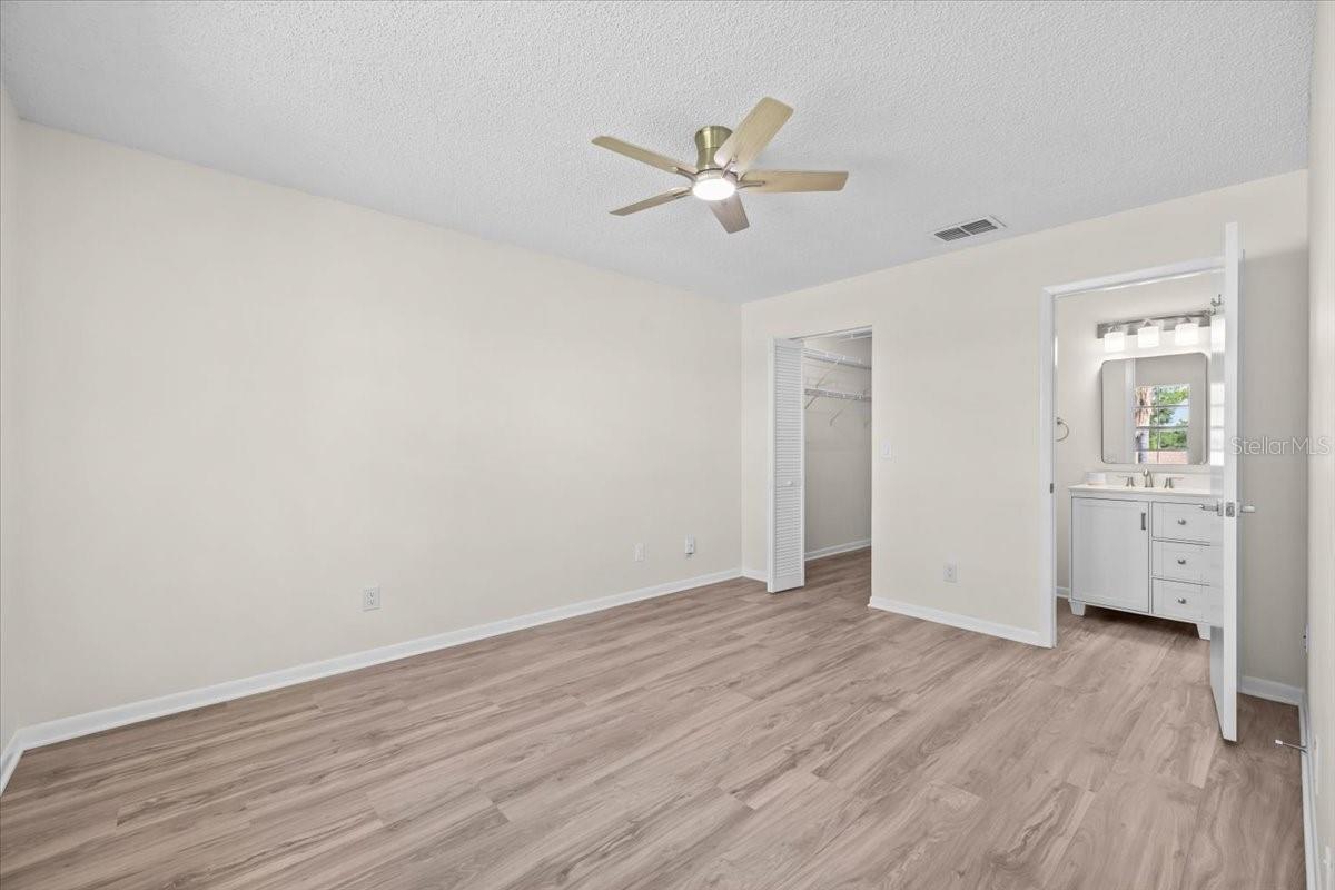 Image 19 of 29 For 1390 Oak Hill Drive 202