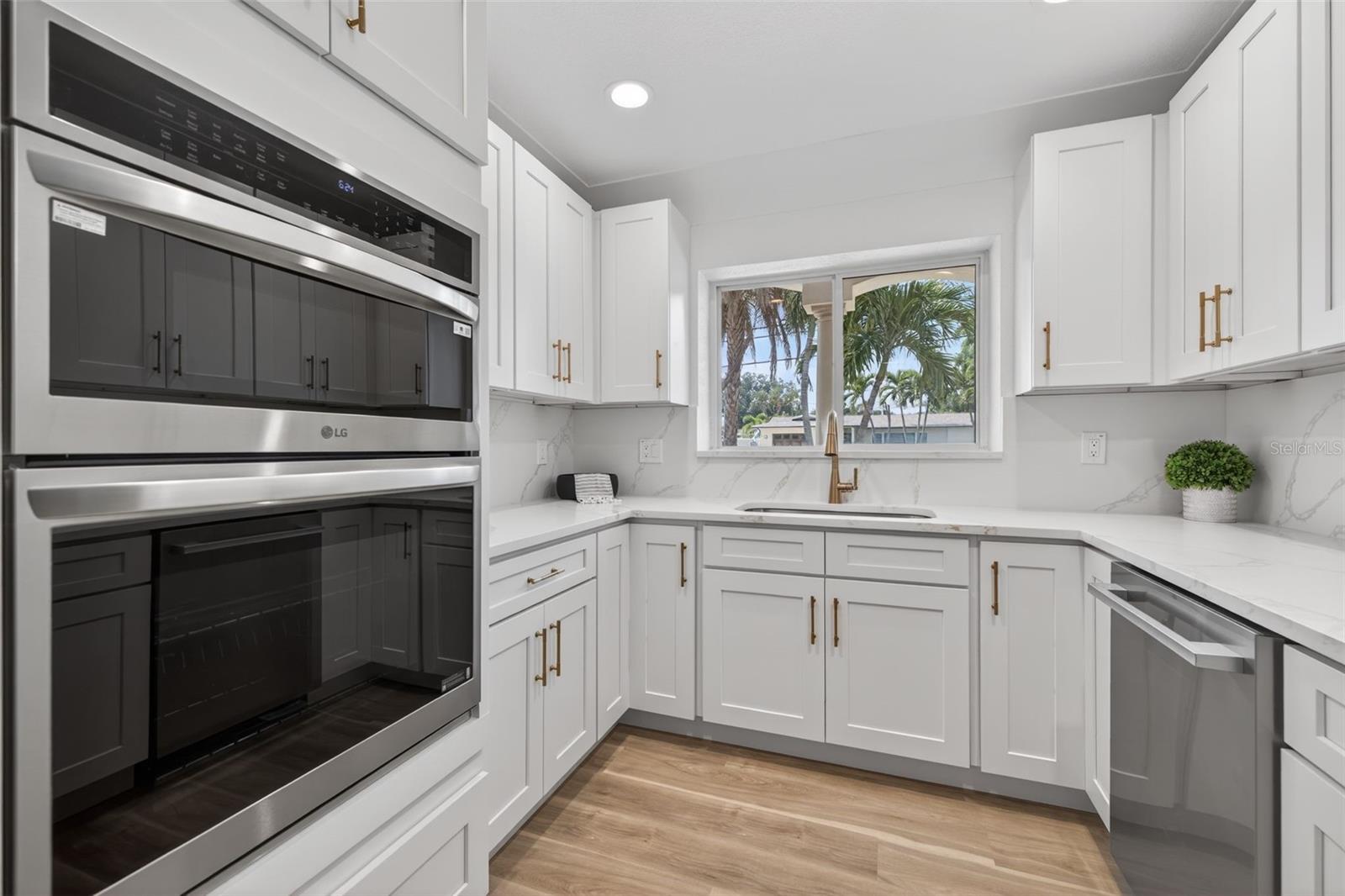 Listing photo id 23 for 1233 Eden Isle Drive Ne