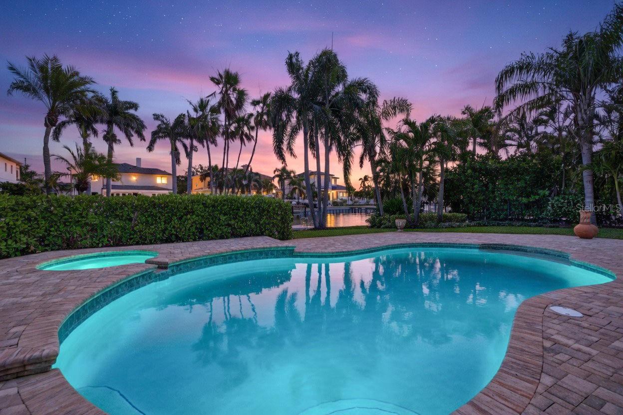 Listing photo id 1 for 1233 Eden Isle Drive Ne