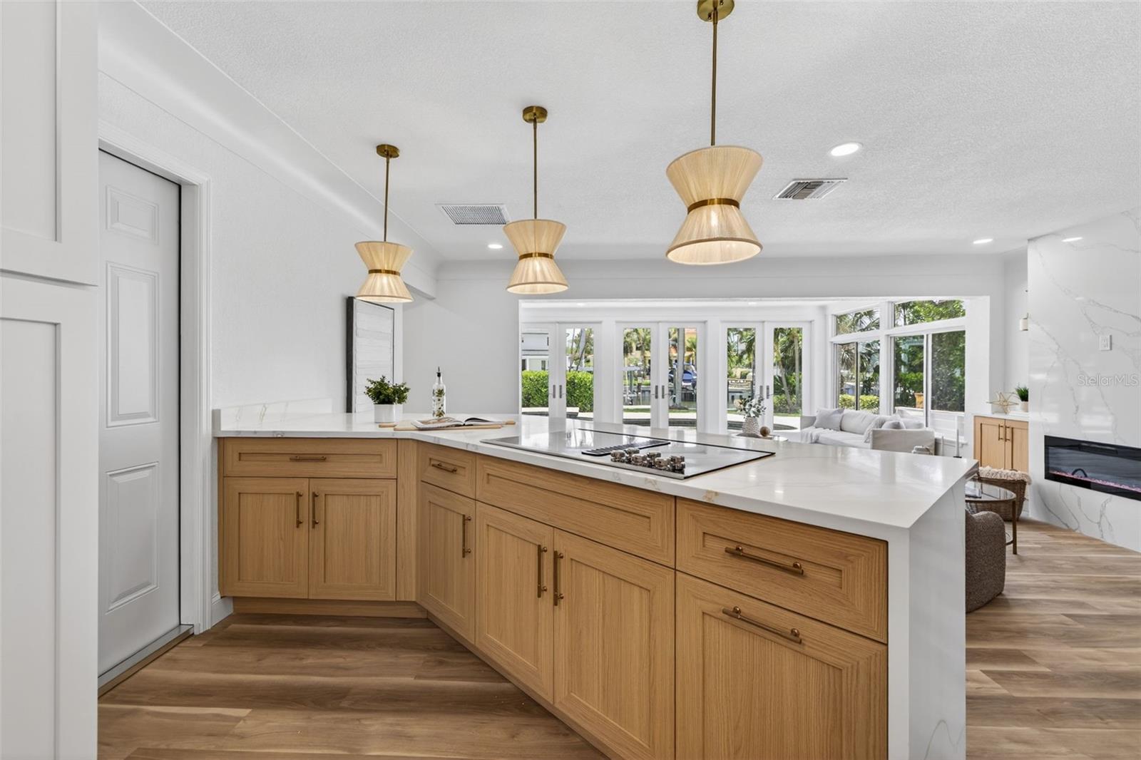 Listing photo id 2 for 1233 Eden Isle Drive Ne