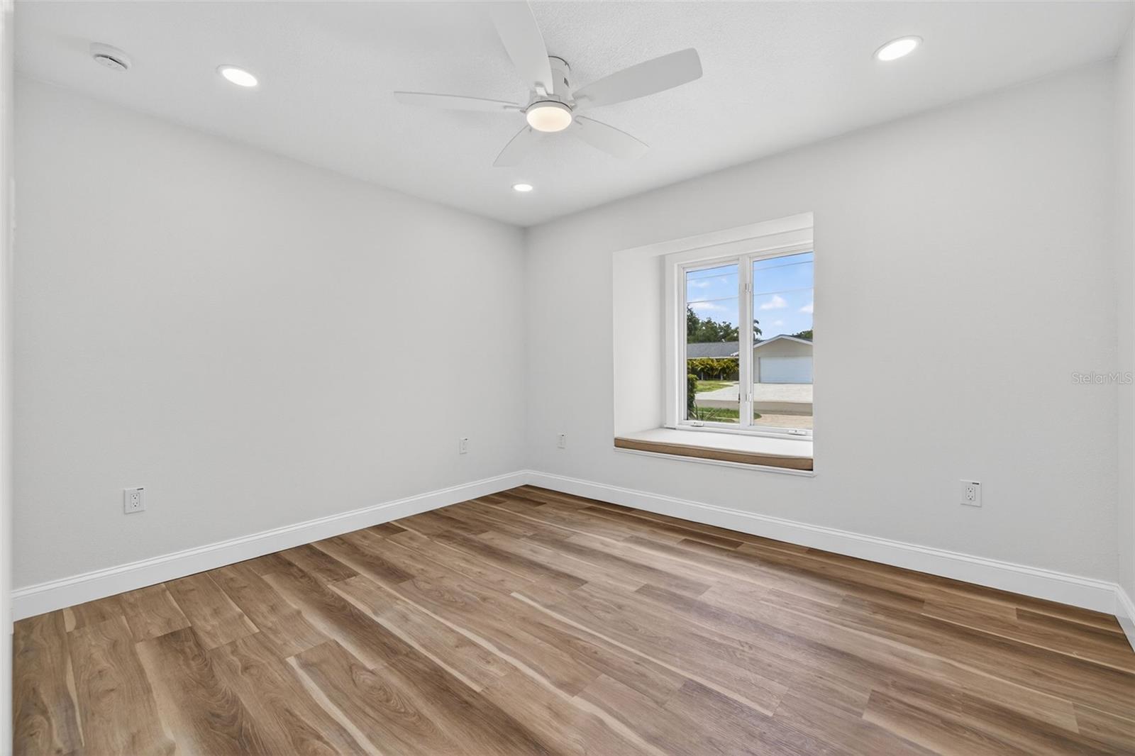 Listing photo id 39 for 1233 Eden Isle Drive Ne