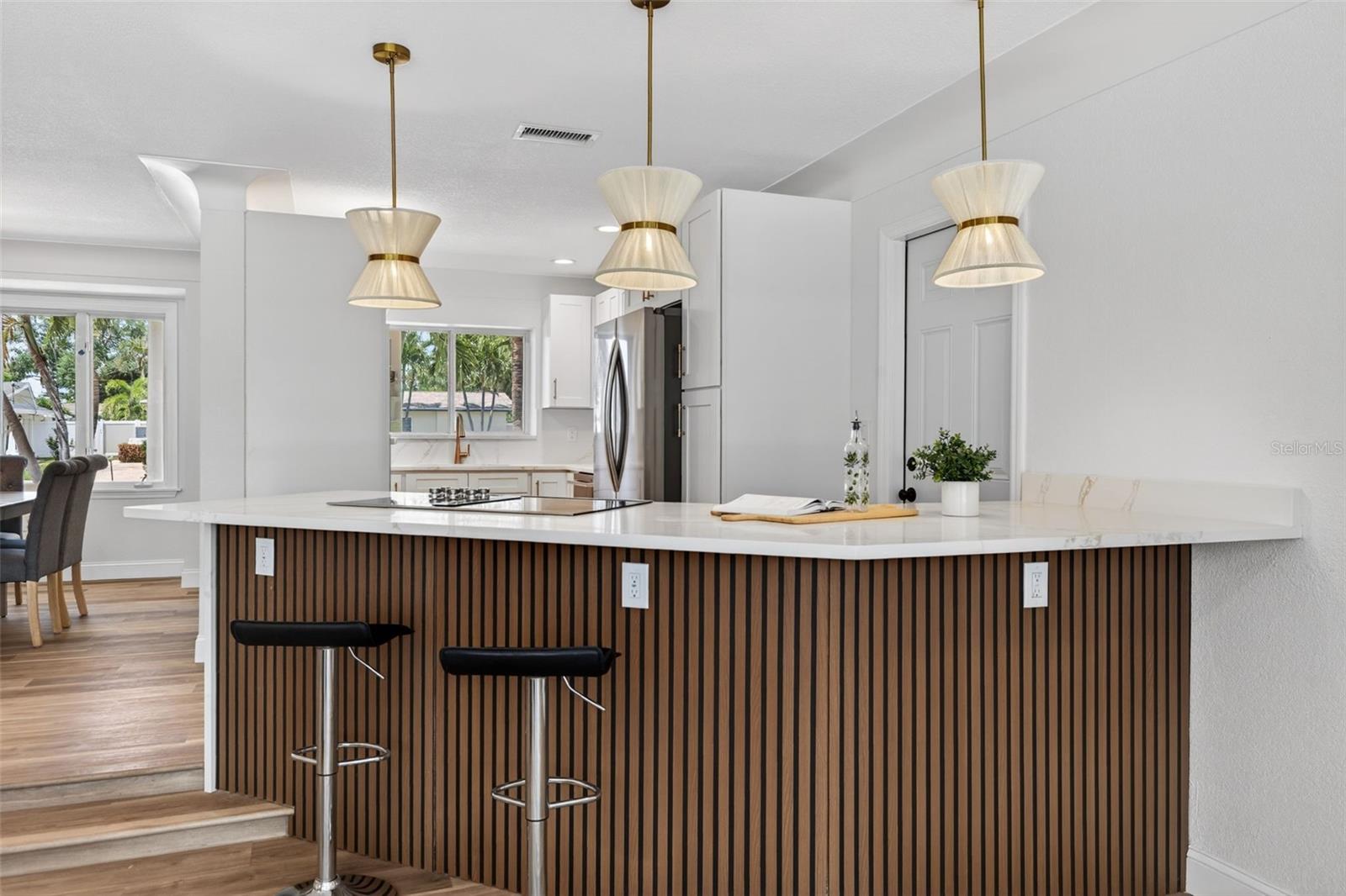 Listing photo id 4 for 1233 Eden Isle Drive Ne