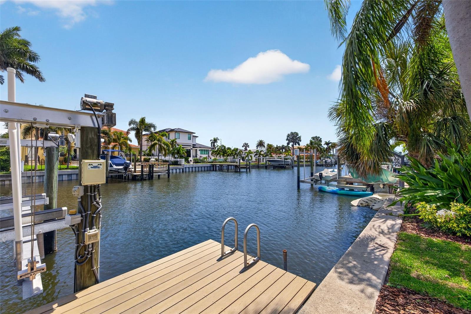 Listing photo id 7 for 1233 Eden Isle Drive Ne