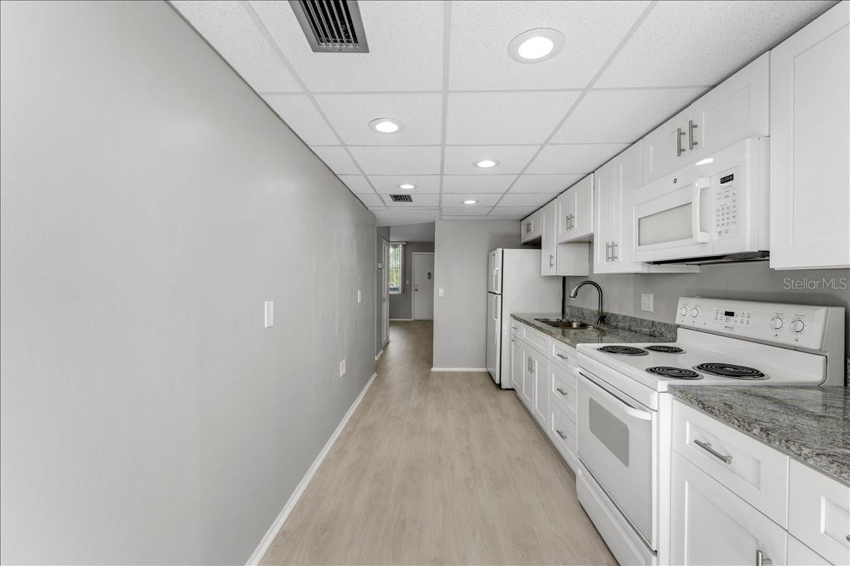 Listing photo id 14 for 4885 1st Street Ne 212