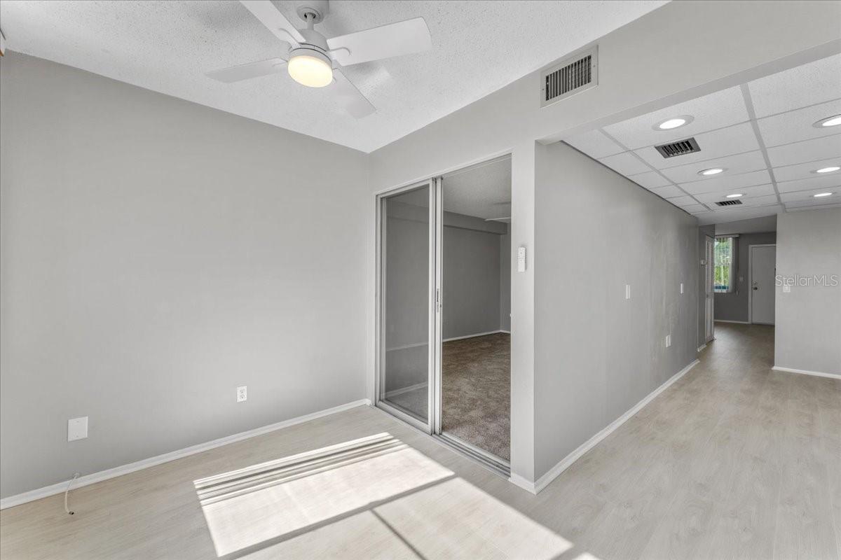 Listing photo id 18 for 4885 1st Street Ne 212