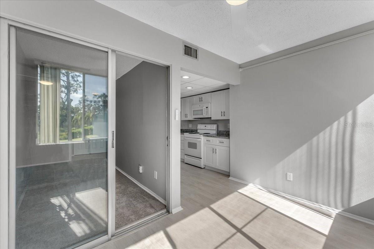 Listing photo id 19 for 4885 1st Street Ne 212