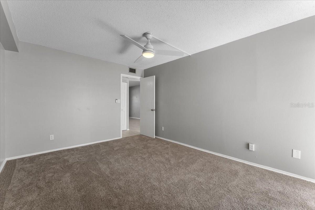 Listing photo id 22 for 4885 1st Street Ne 212