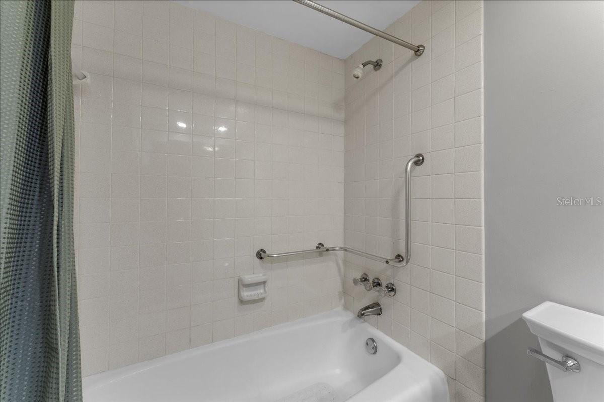 Listing photo id 25 for 4885 1st Street Ne 212