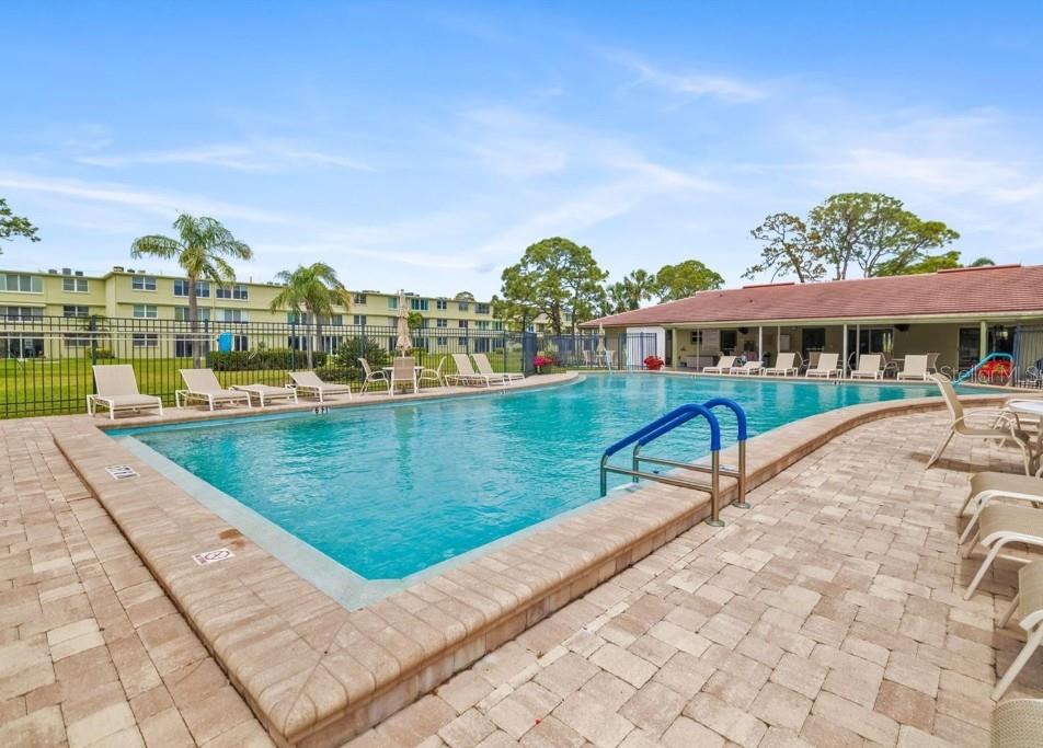 Listing photo id 32 for 4885 1st Street Ne 212