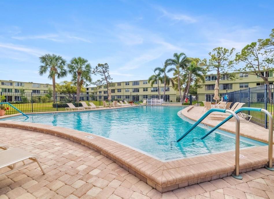 Listing photo id 33 for 4885 1st Street Ne 212