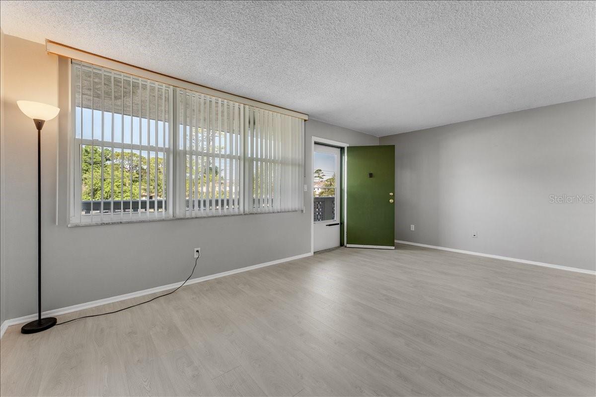 Listing photo id 5 for 4885 1st Street Ne 212