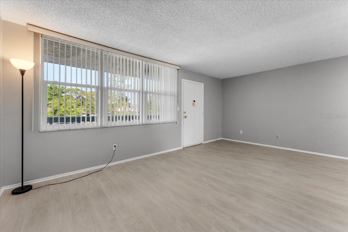 Listing photo id 6 for 4885 1st Street Ne 212