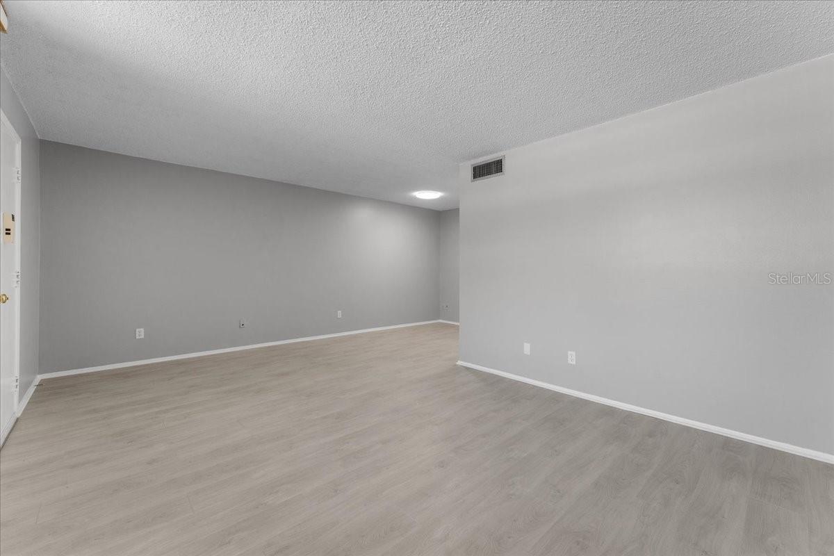 Listing photo id 7 for 4885 1st Street Ne 212