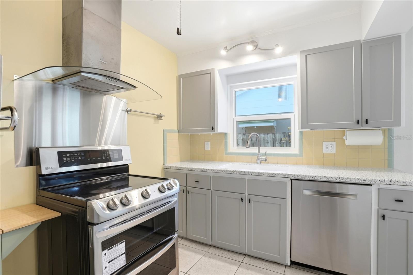 Image 8 of 38 For 4624 27th Avenue S