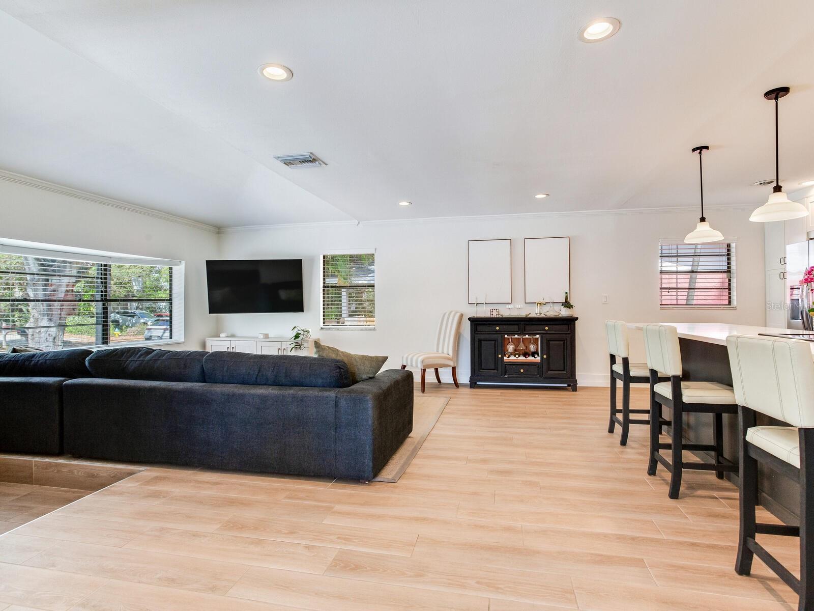 Image 12 of 49 For 6118 Elkins Avenue