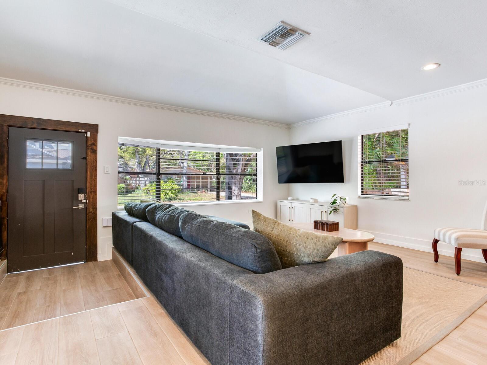 Image 8 of 49 For 6118 Elkins Avenue