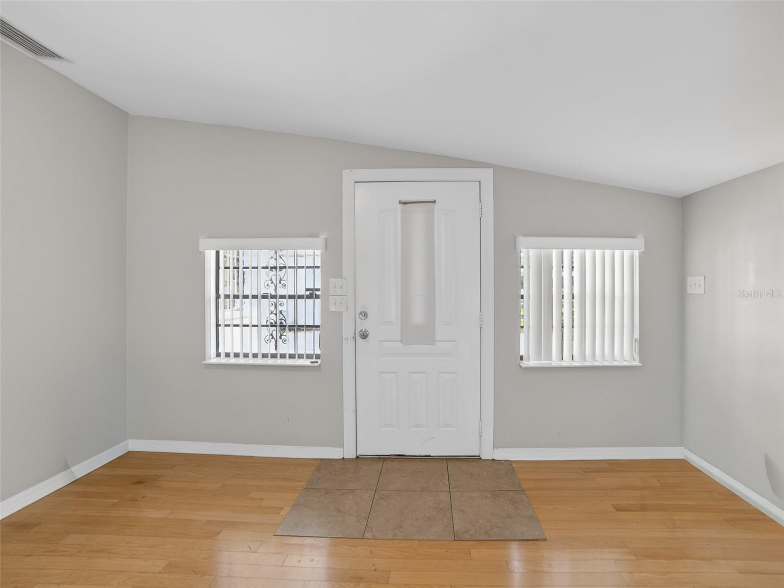 Listing photo id 1 for 10119 Ashley Street