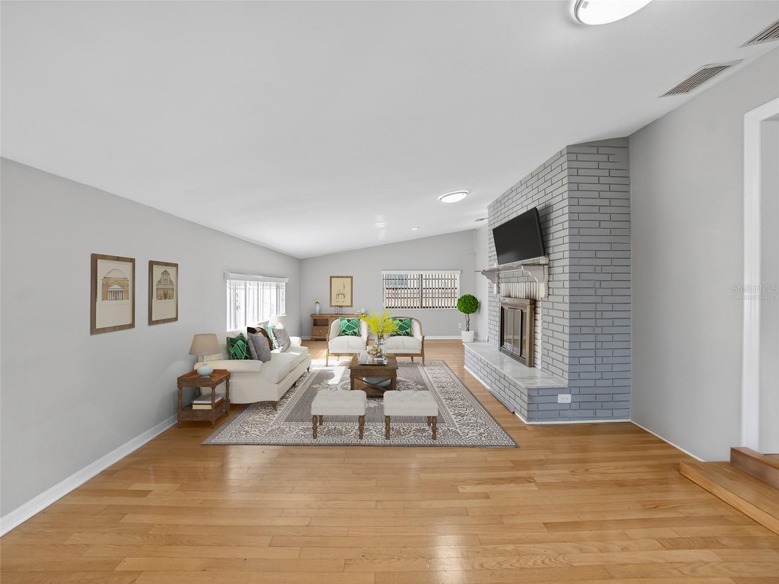 Listing photo id 2 for 10119 Ashley Street