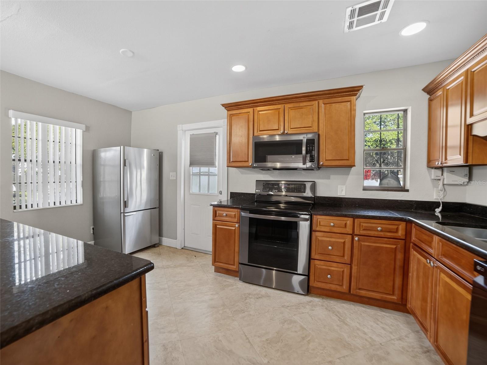 Listing photo id 7 for 10119 Ashley Street