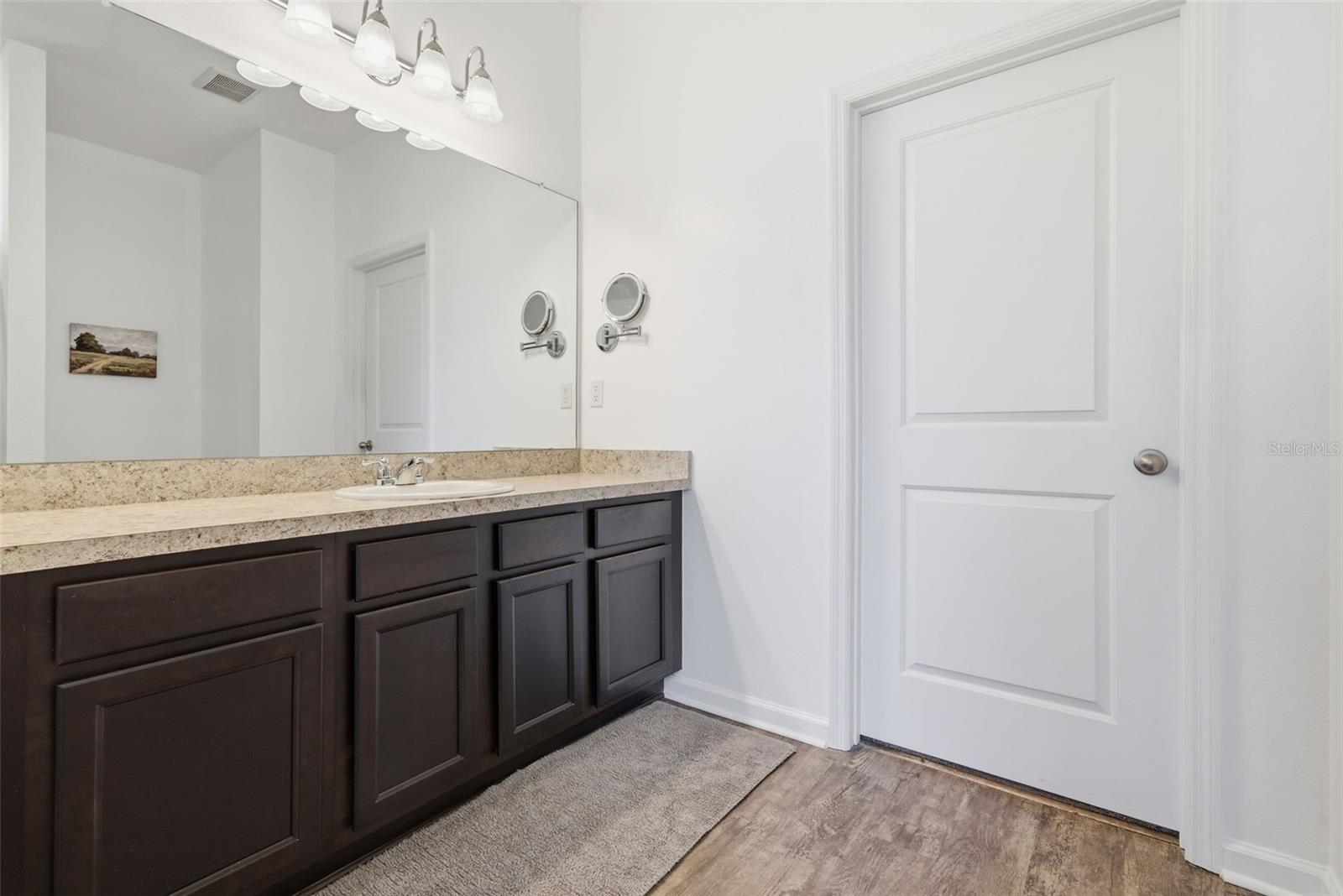 Image 16 of 39 For 814 Highgate Oaks Place