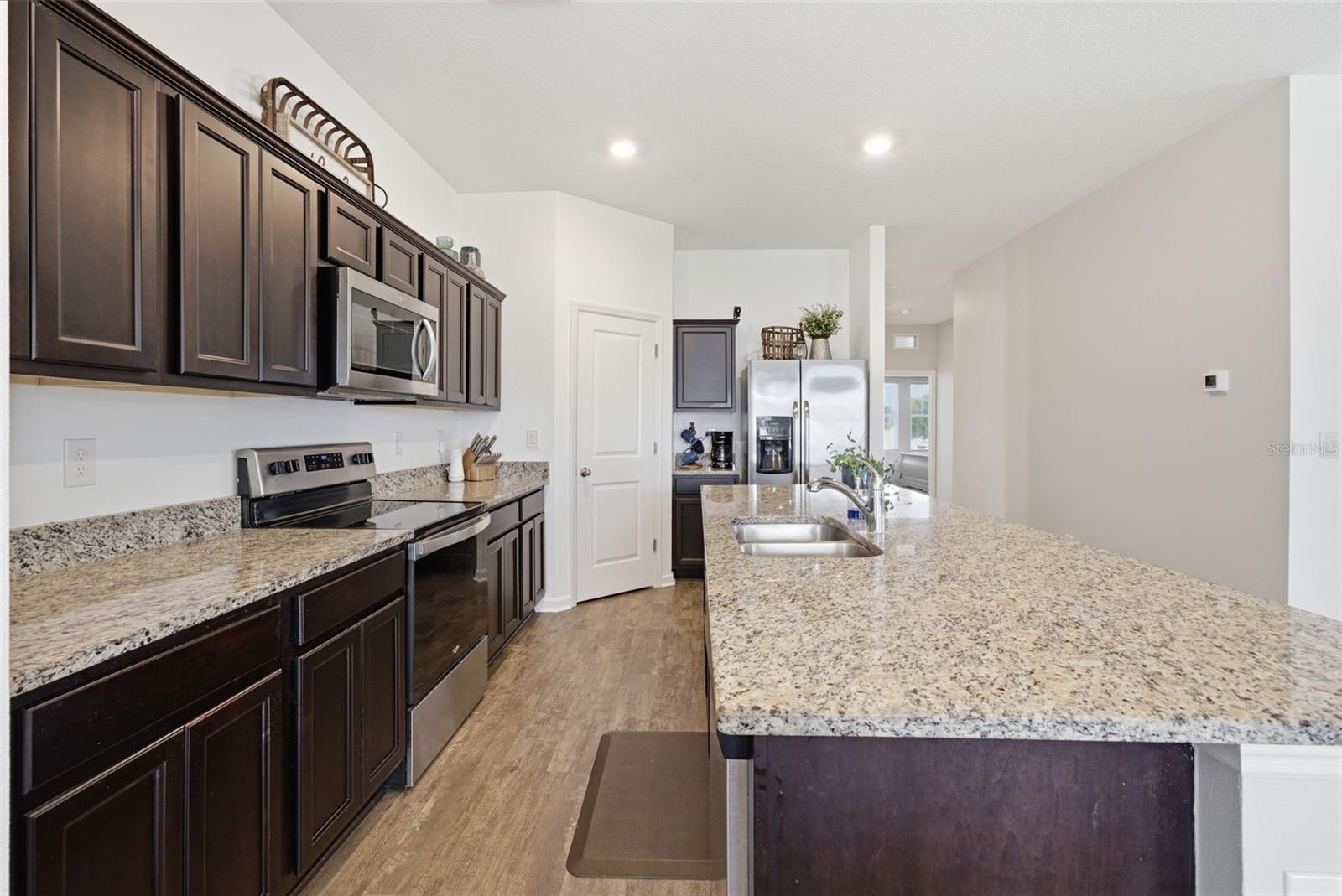 Image 6 of 39 For 814 Highgate Oaks Place