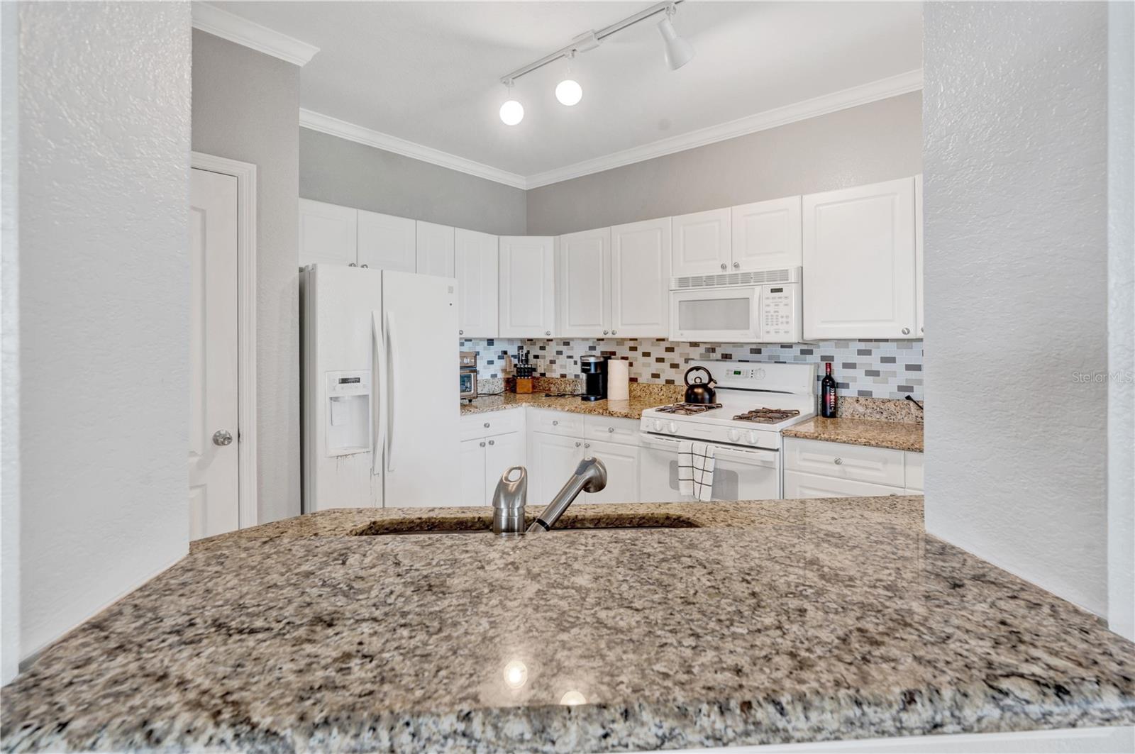 Image 23 of 40 For 2731 Via Capri  928