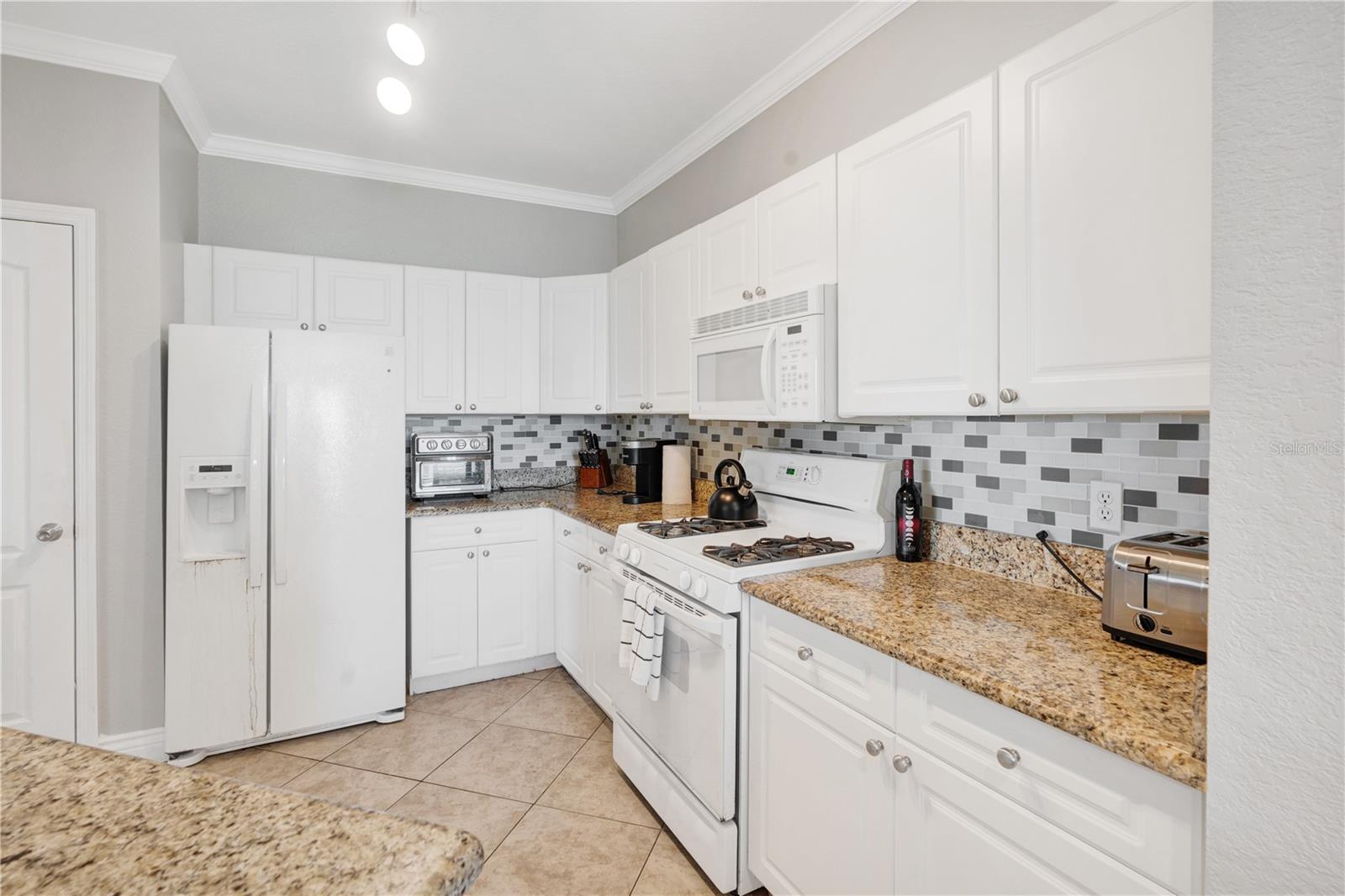 Image 24 of 40 For 2731 Via Capri  928