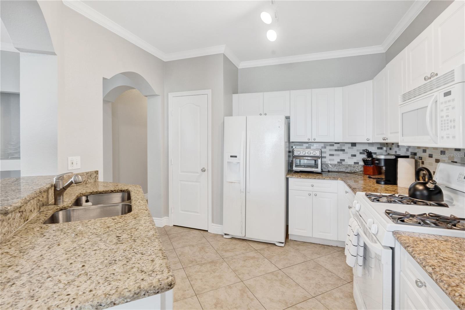 Image 25 of 40 For 2731 Via Capri  928