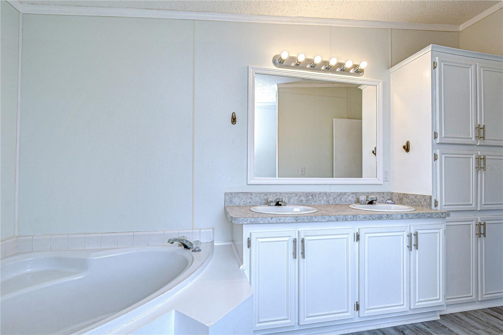 Image 34 of 44 For 3118 Shady Creek Drive