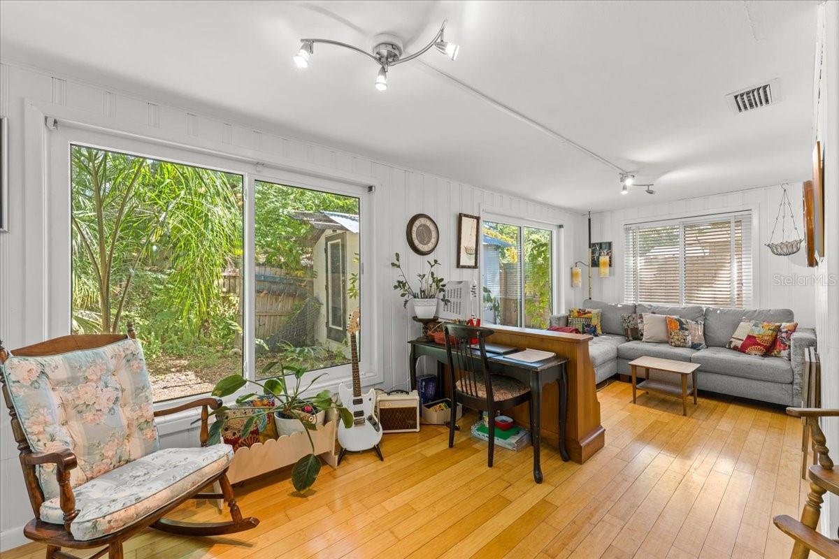 Listing photo id 11 for 531 6th Street S