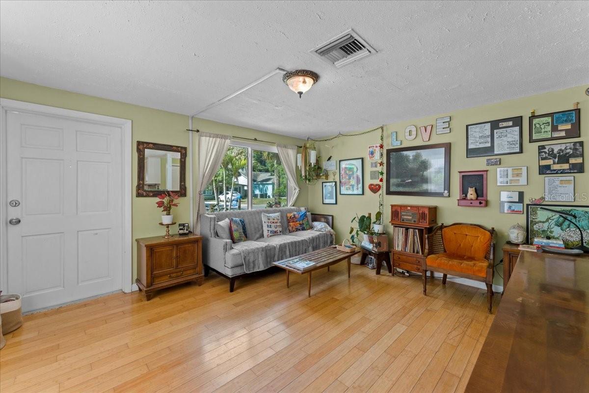 Listing photo id 3 for 531 6th Street S