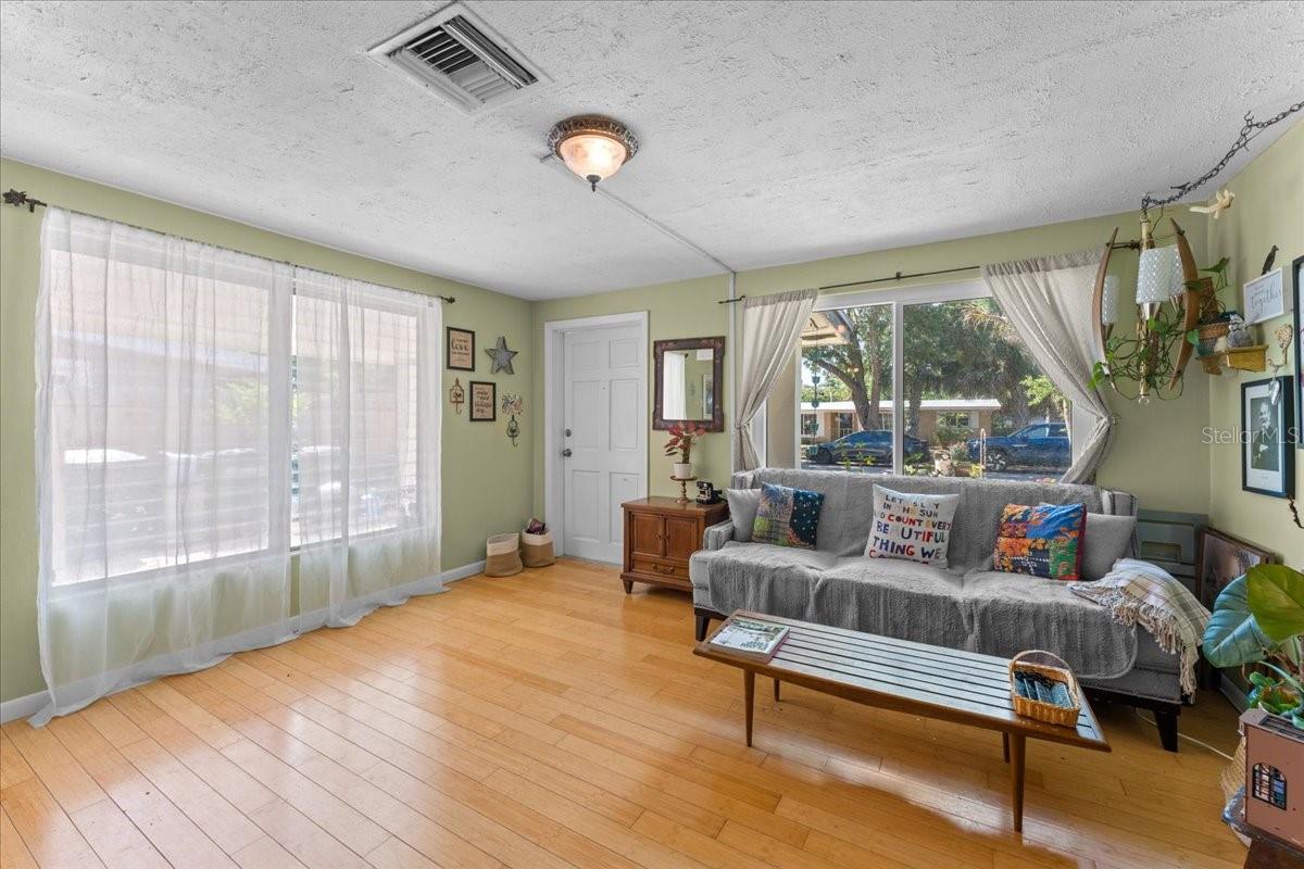 Listing photo id 4 for 531 6th Street S