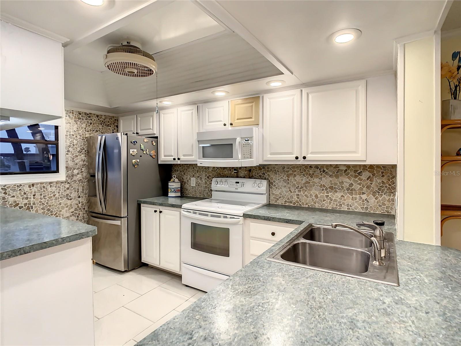 Image 10 of 51 For 18304 Gulf Boulevard 116