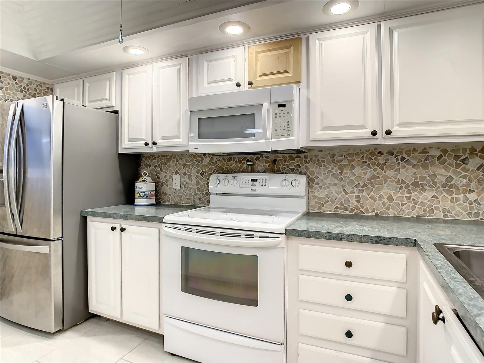 Image 12 of 51 For 18304 Gulf Boulevard 116