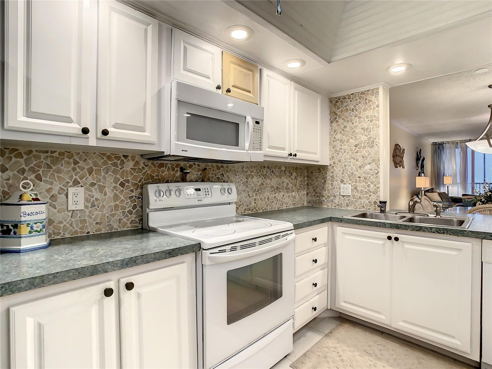 Image 13 of 51 For 18304 Gulf Boulevard 116