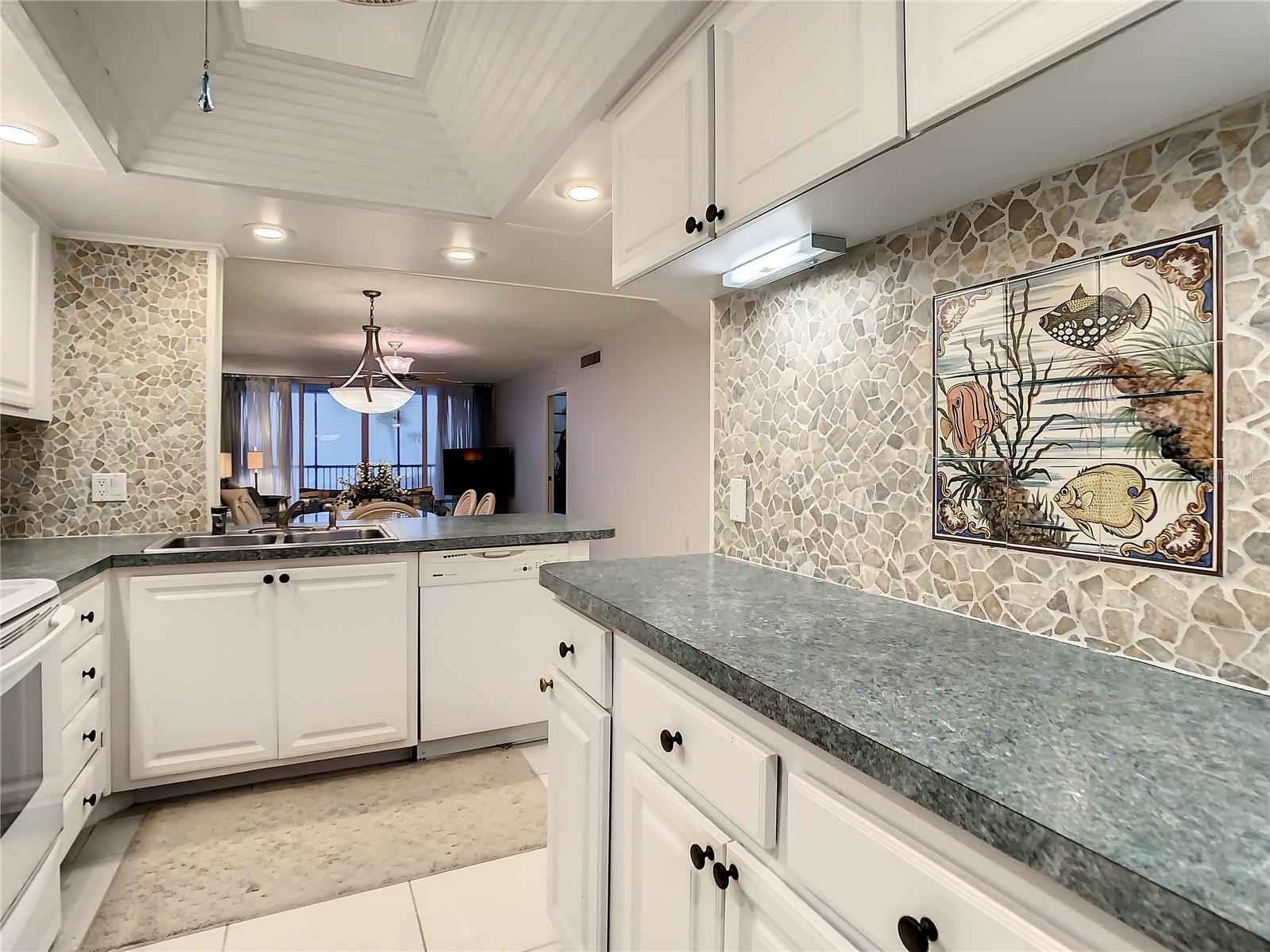 Image 14 of 51 For 18304 Gulf Boulevard 116