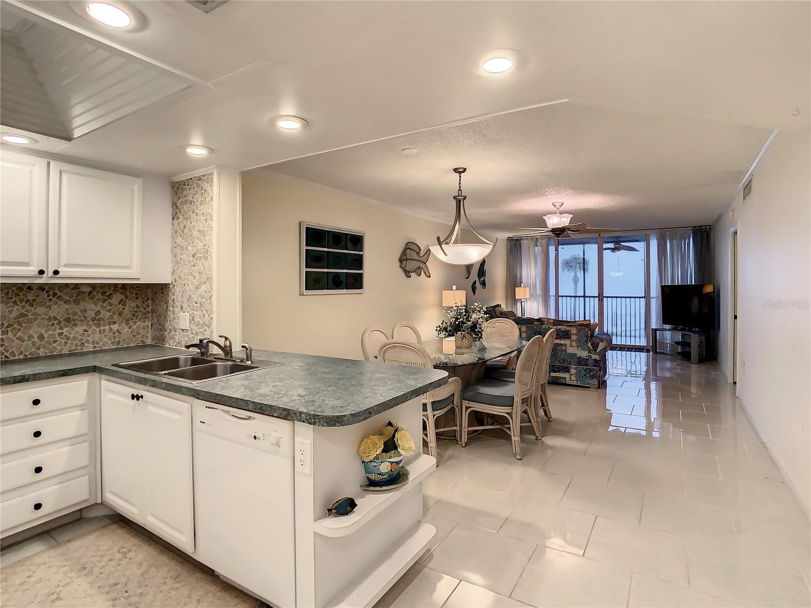 Image 17 of 51 For 18304 Gulf Boulevard 116