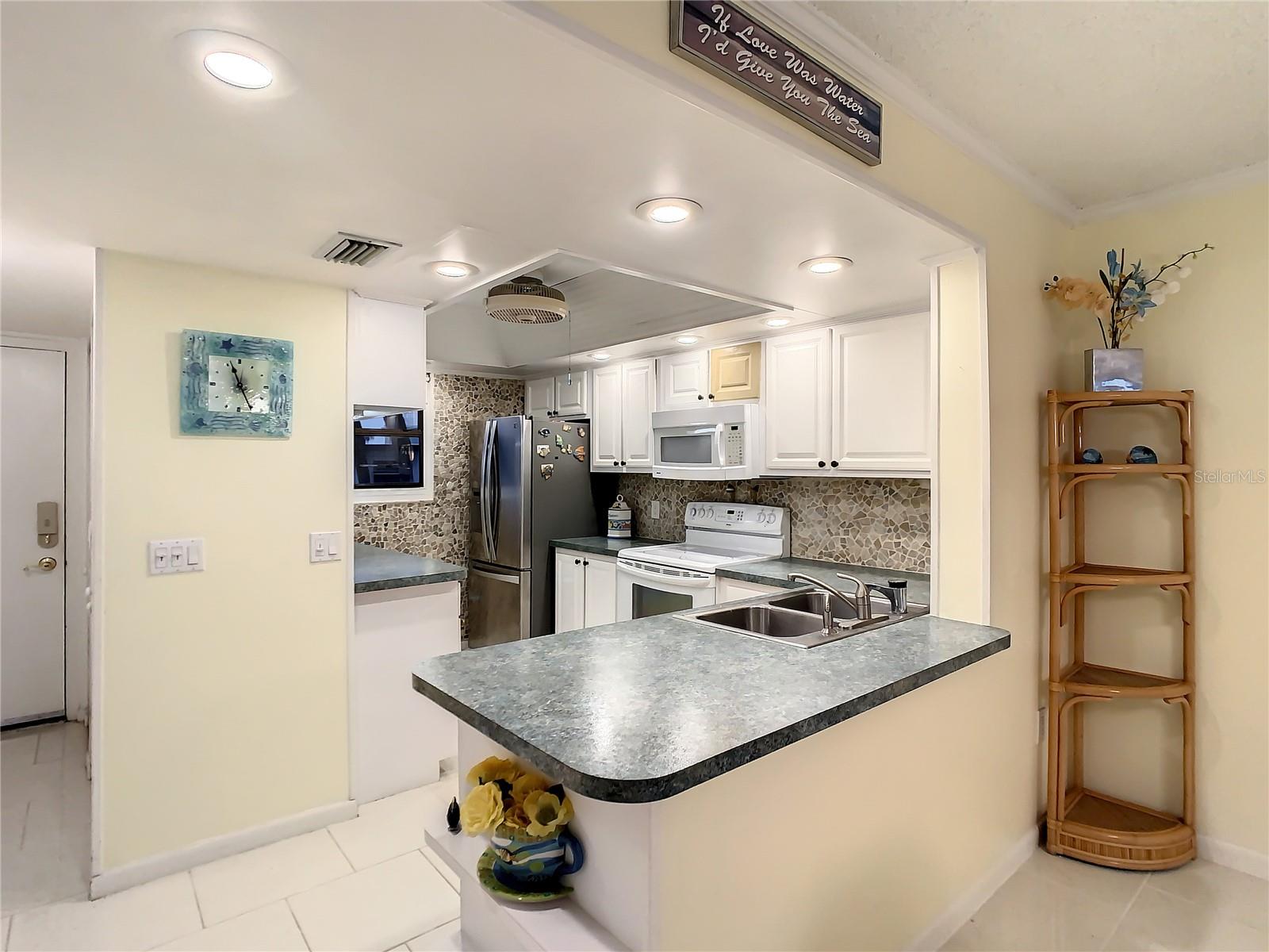 Image 18 of 51 For 18304 Gulf Boulevard 116